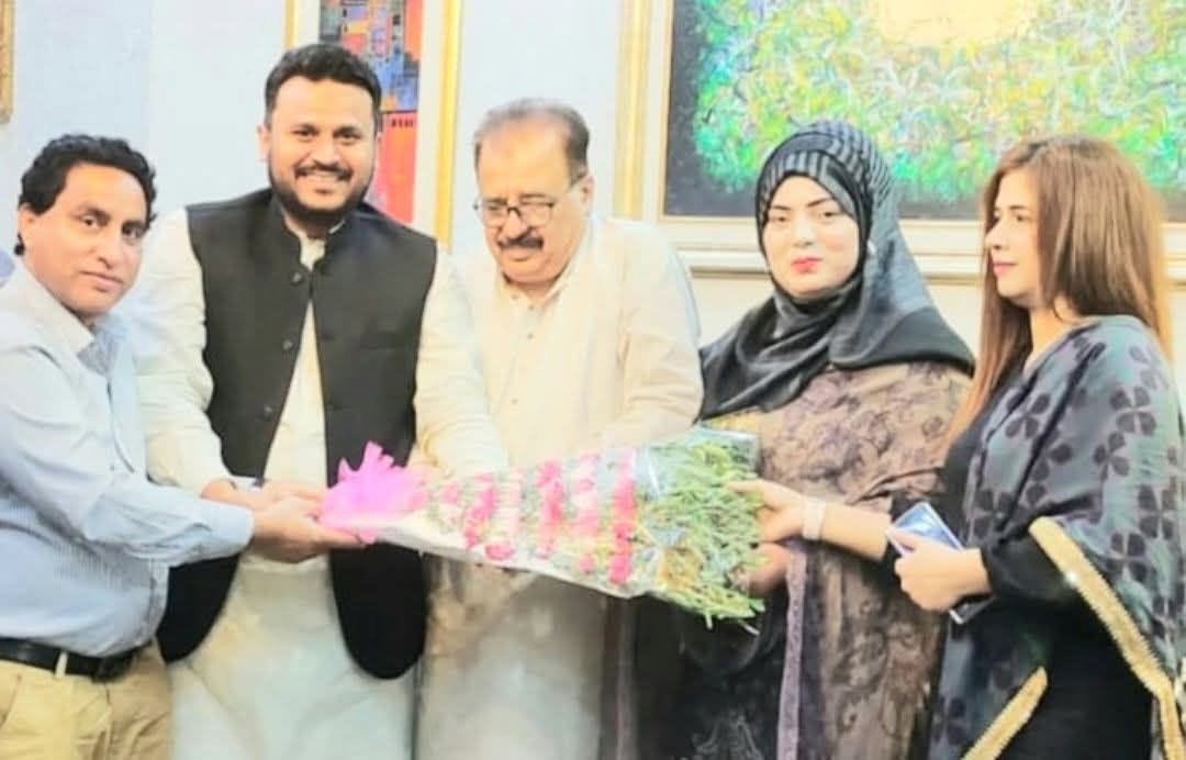 نائب صدر پنجاب ملک مقبول احمد نے مرکزی صدر میاں غفار احمد سے ملاقات ،انہیں پھولوں کا گلدستہ پیش کیا